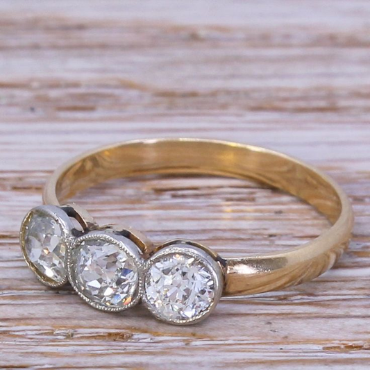 Anello d'oro vintage con tre bicchieri