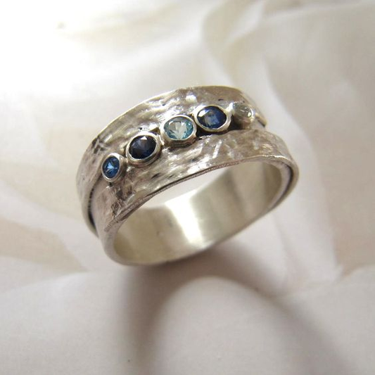 Anello vintage in argento con pietre blu incastonate