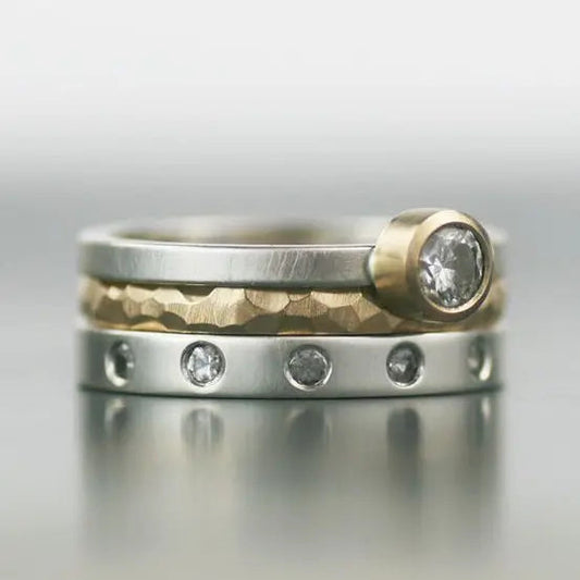 Anello a strati con zirconi in oro e argento