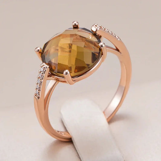 Anello elegante con cristallo color oro e marrone