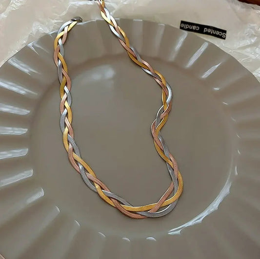 Elegante collana in oro e argento