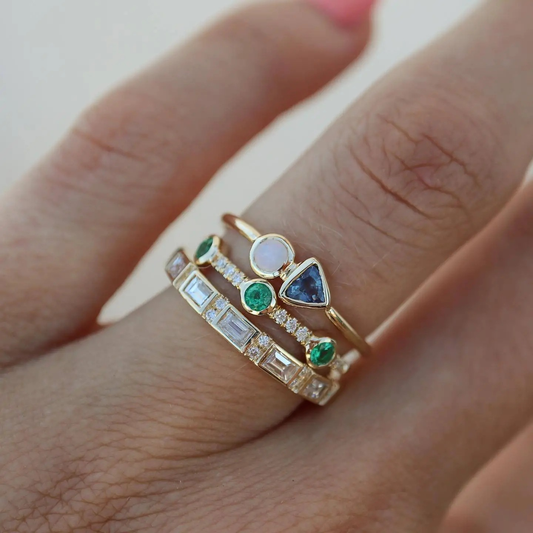 Anello vintage con pietre di opale bianco e verde