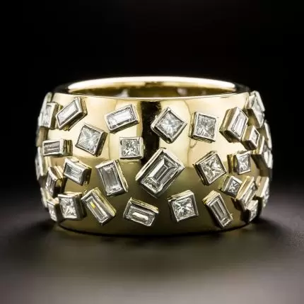 Anello con numerosi elementi di cristallo di vetro