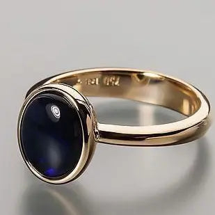 Anello dorato in vetro scuro