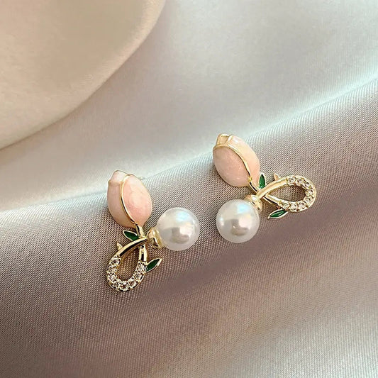 Orecchini di tulipano e perle eleganti