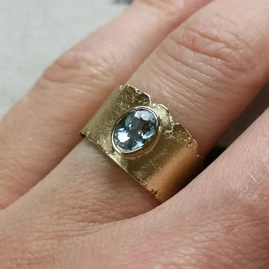 Anello d'oro in stile vintage con cristallo blu