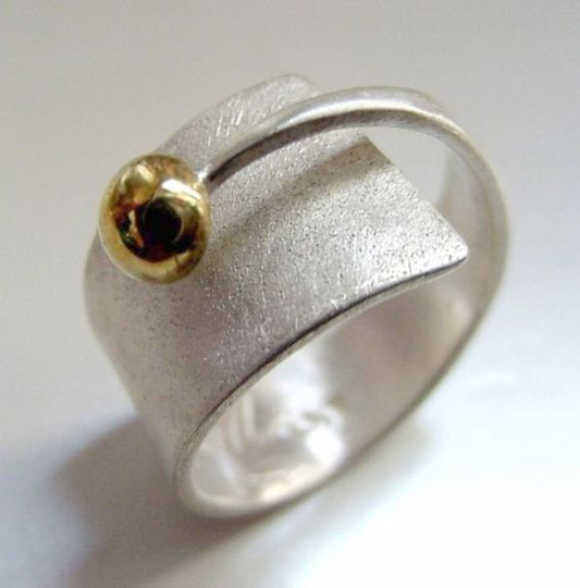 Anello d'argento con perle aperte in stile vintage in oro