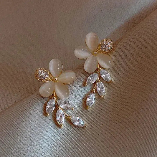 Orecchini eleganti pendenti con fiori
