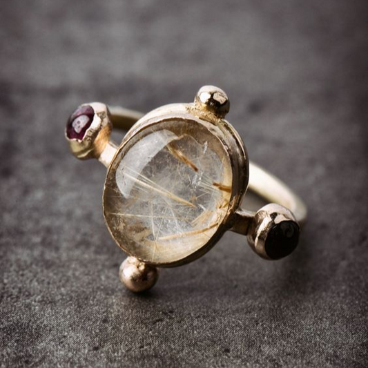 Anello vintage in pietra bianca