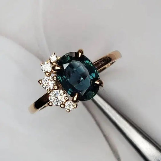 Anello vintage con cristallo blu e zirconia