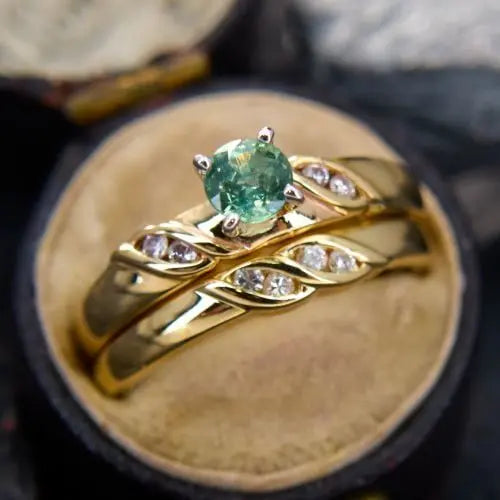 Anello con cristallo verde in oro vintage