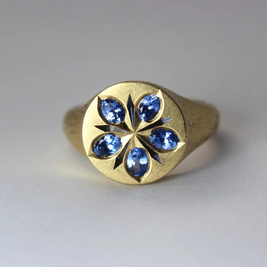 Anello con fiore di cristallo blu in oro vintage