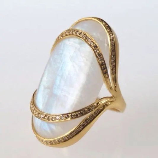 Anello con pietra bianca in oro vintage