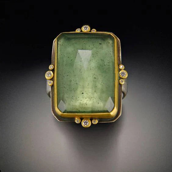 Anello in vetro verde vintage con dettagli dorati