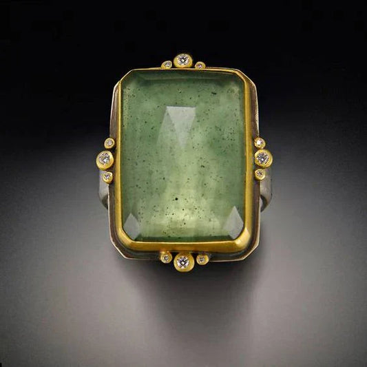Anello in vetro verde vintage con dettagli dorati