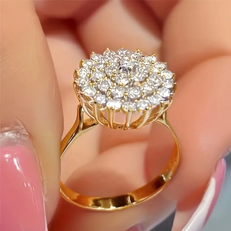 Anello d'oro con elemento rotondo composto da piccole pietre
