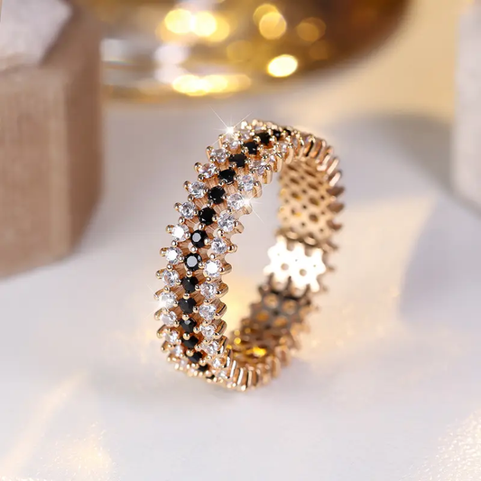 Anello con cristalli bianchi e neri scintillanti