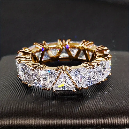 Anello d'oro con cristalli