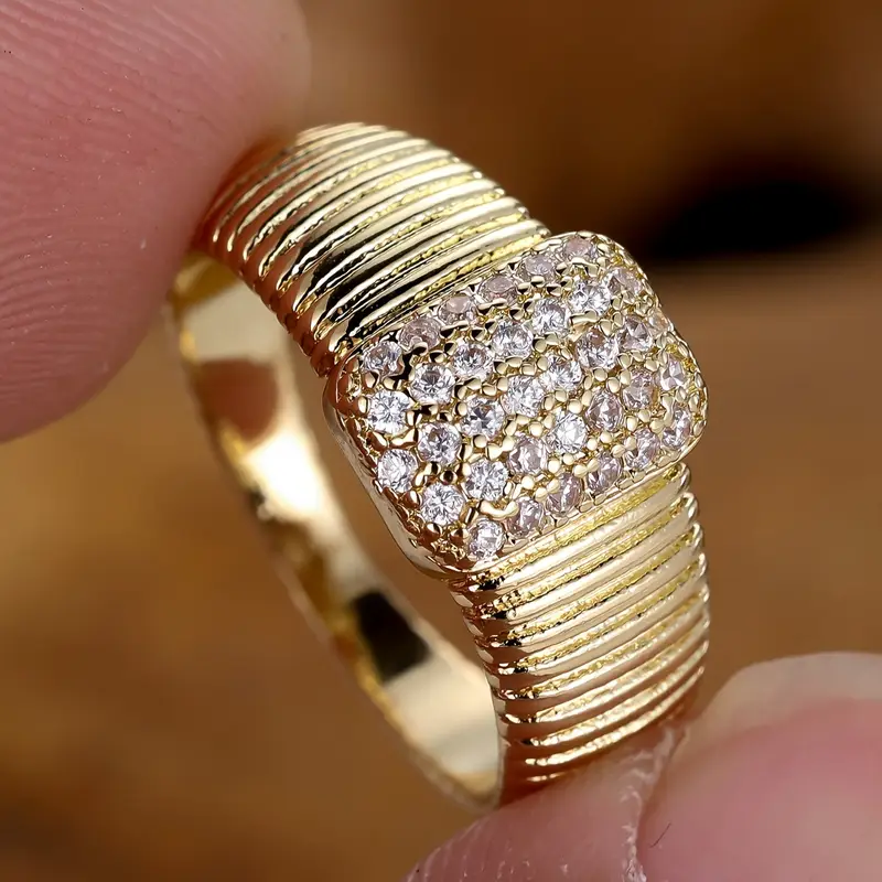 Anello d'oro nobile con molte piccole pietre di zirconia
