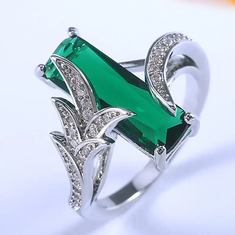 Anello in argento con cristallo verde elegante