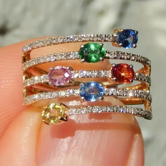 Anello a strati colorato di cristalli