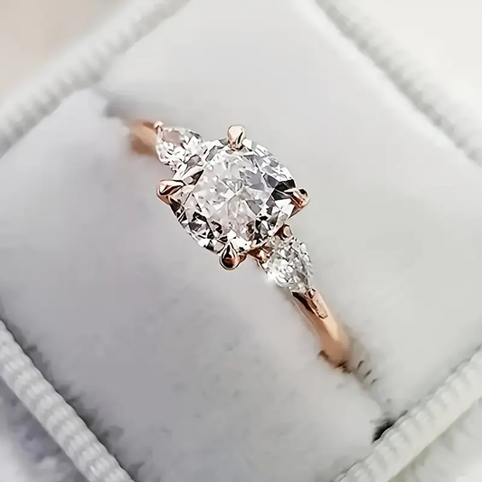 Anello elegante in oro rosa con pietra quadrata