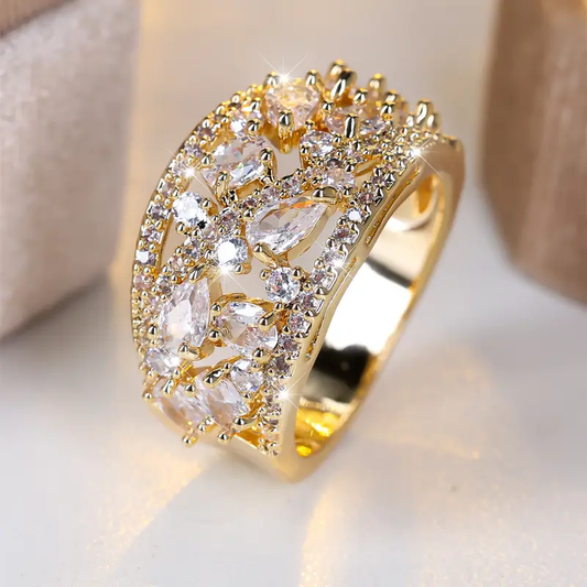 Anello in oro vuoto con cristalli bianchi