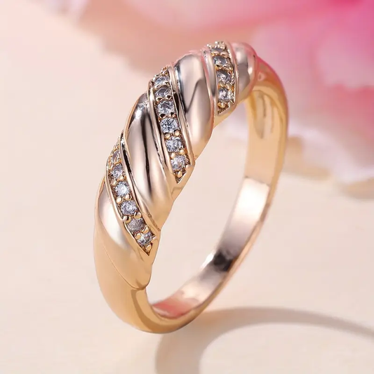 Anello intessuto con elementi rosa e zirconi