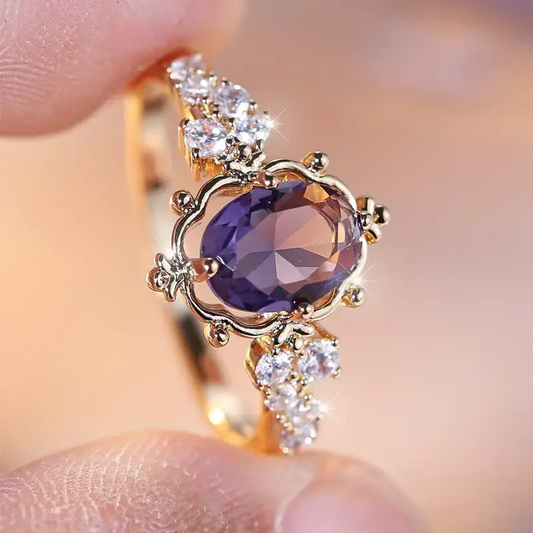 Anello elegante in oro con pietra viola e cristalli raffinati