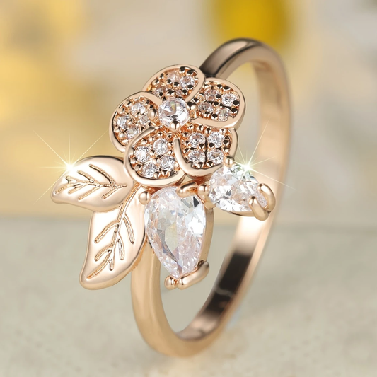 Anello dorato con fiore e cristalli