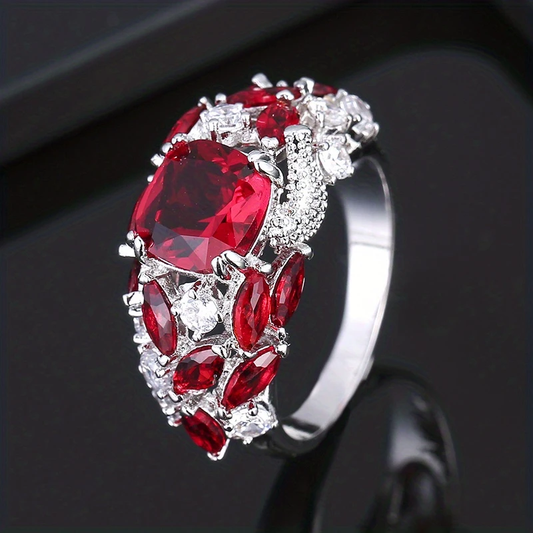 Anello d'argento con molti cristalli rossi