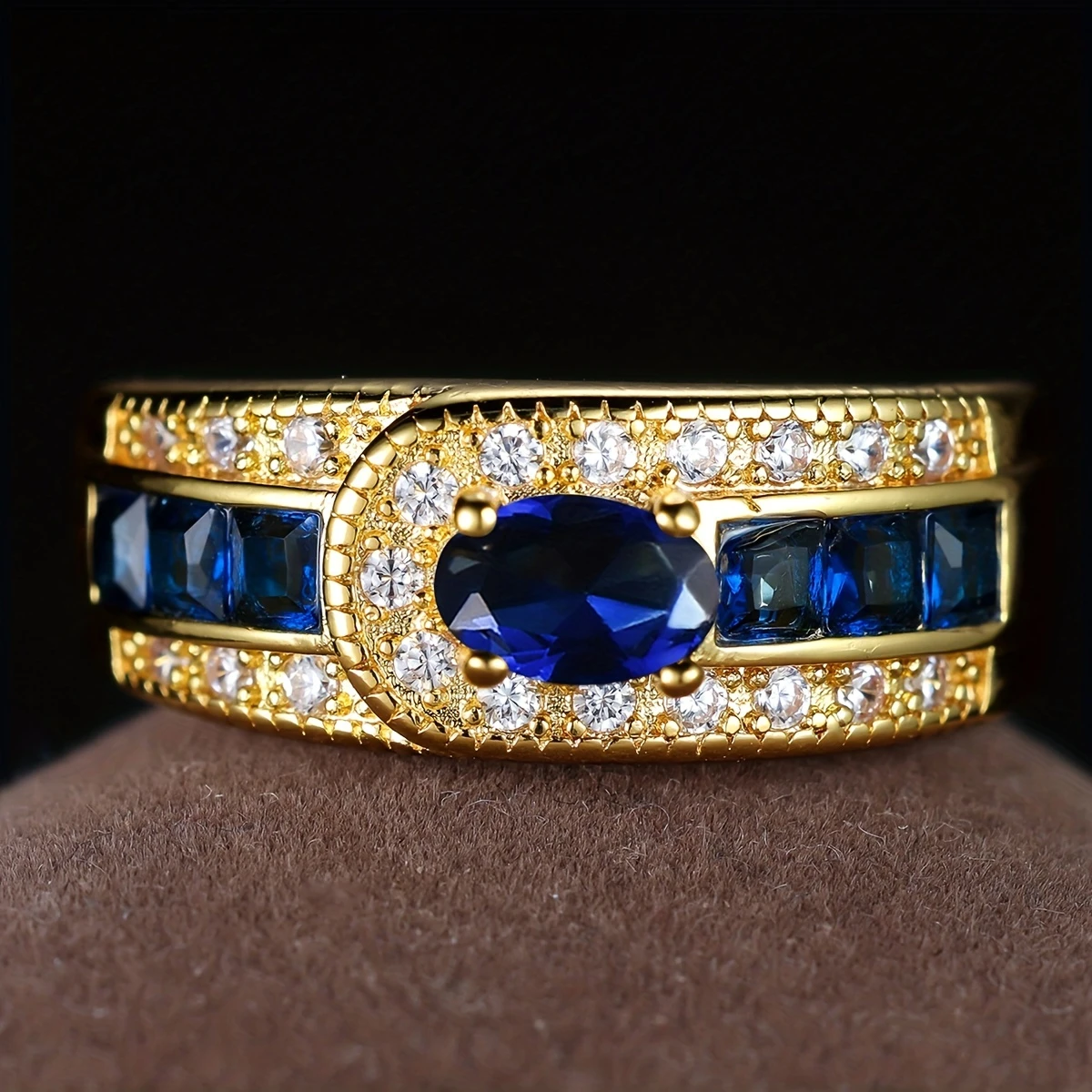 Anello vintage in oro con zirconi e pietre blu