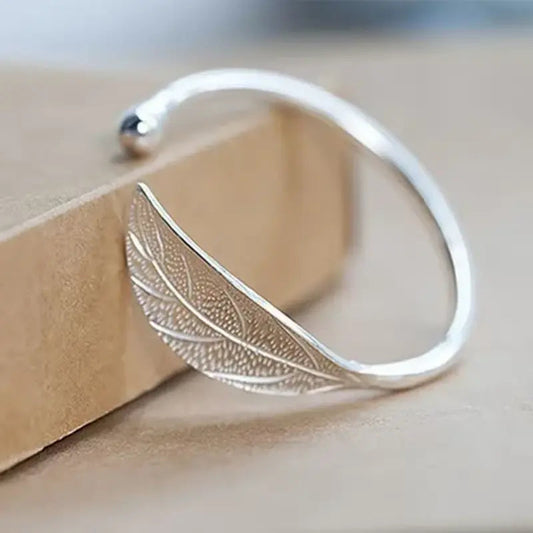 Anello a forma di foglia d'argento