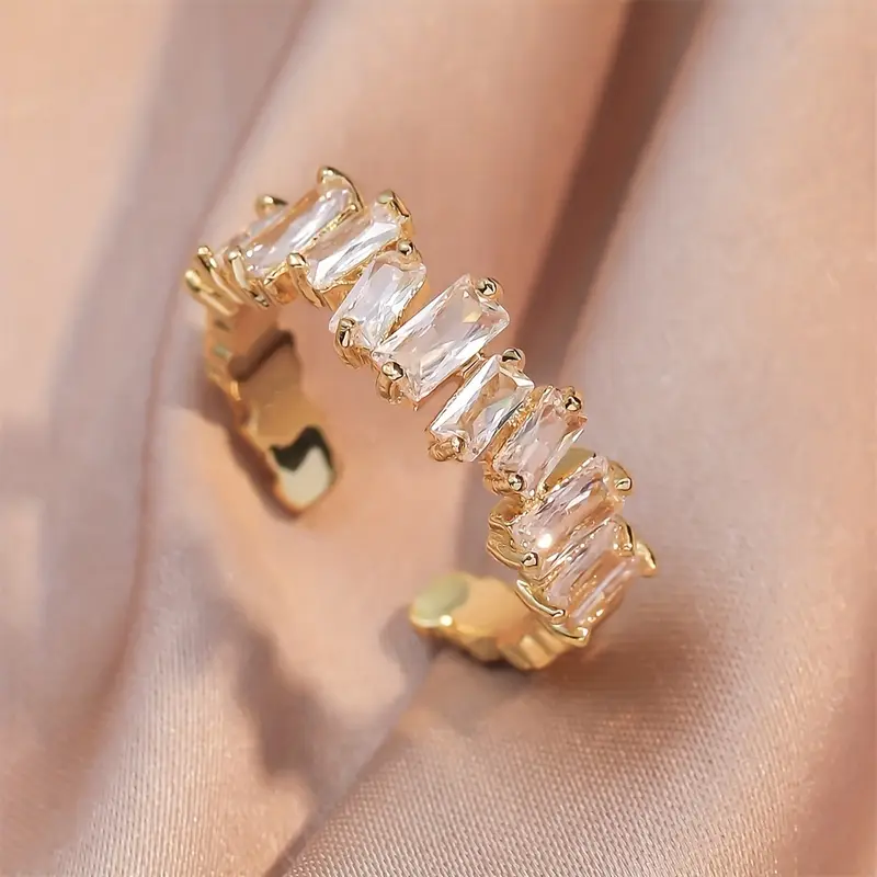 Anello d'oro con cristallo di vetro bianco