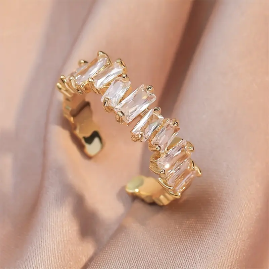 Anello d'oro con cristallo di vetro bianco
