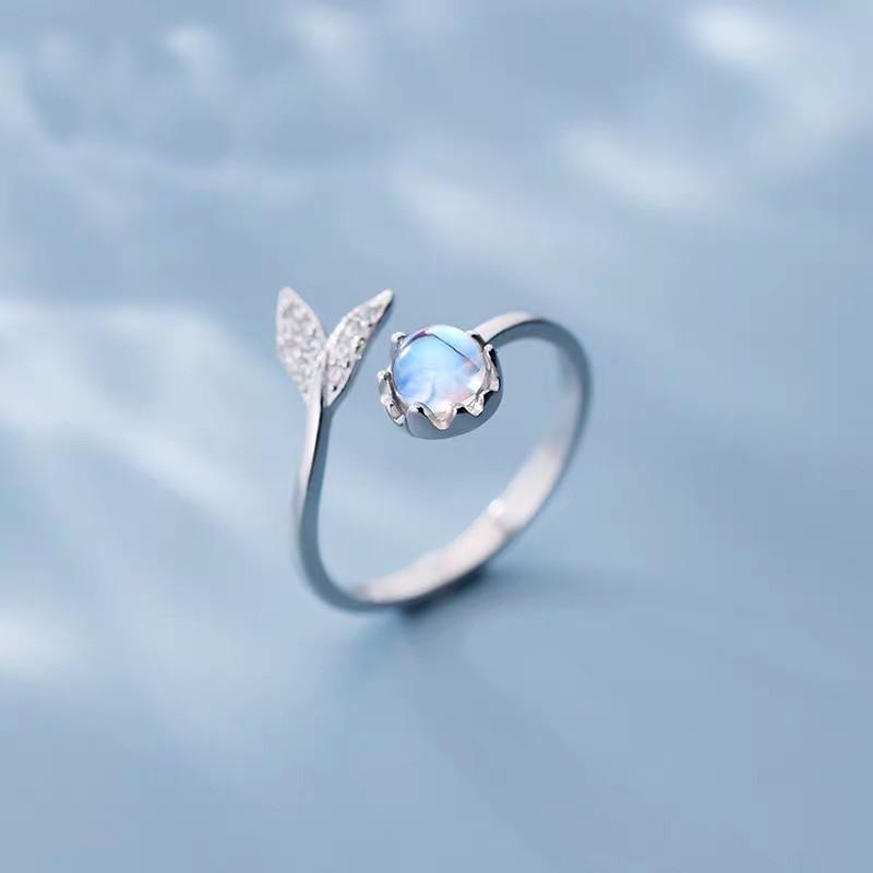 Anello regolabile con coda di delfino in argento e zirconia blu