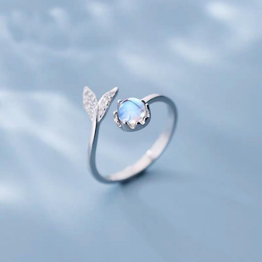 Anello regolabile con coda di delfino in argento e zirconia blu