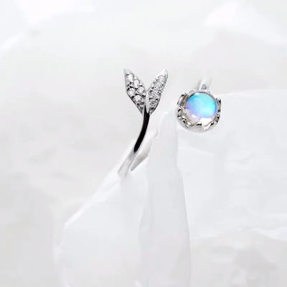 Anello regolabile con coda di delfino in argento e zirconia blu