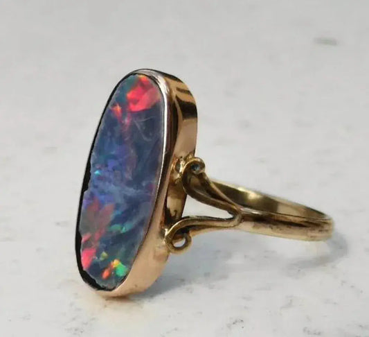 Anello vintage colorato con opale